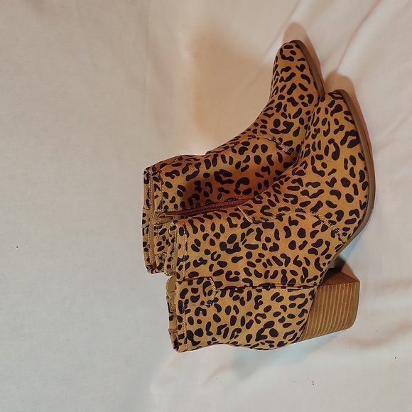 Carlos by Carlos Santana. Size 9 1/2 , Leapord boots - Picture 1 of 1
